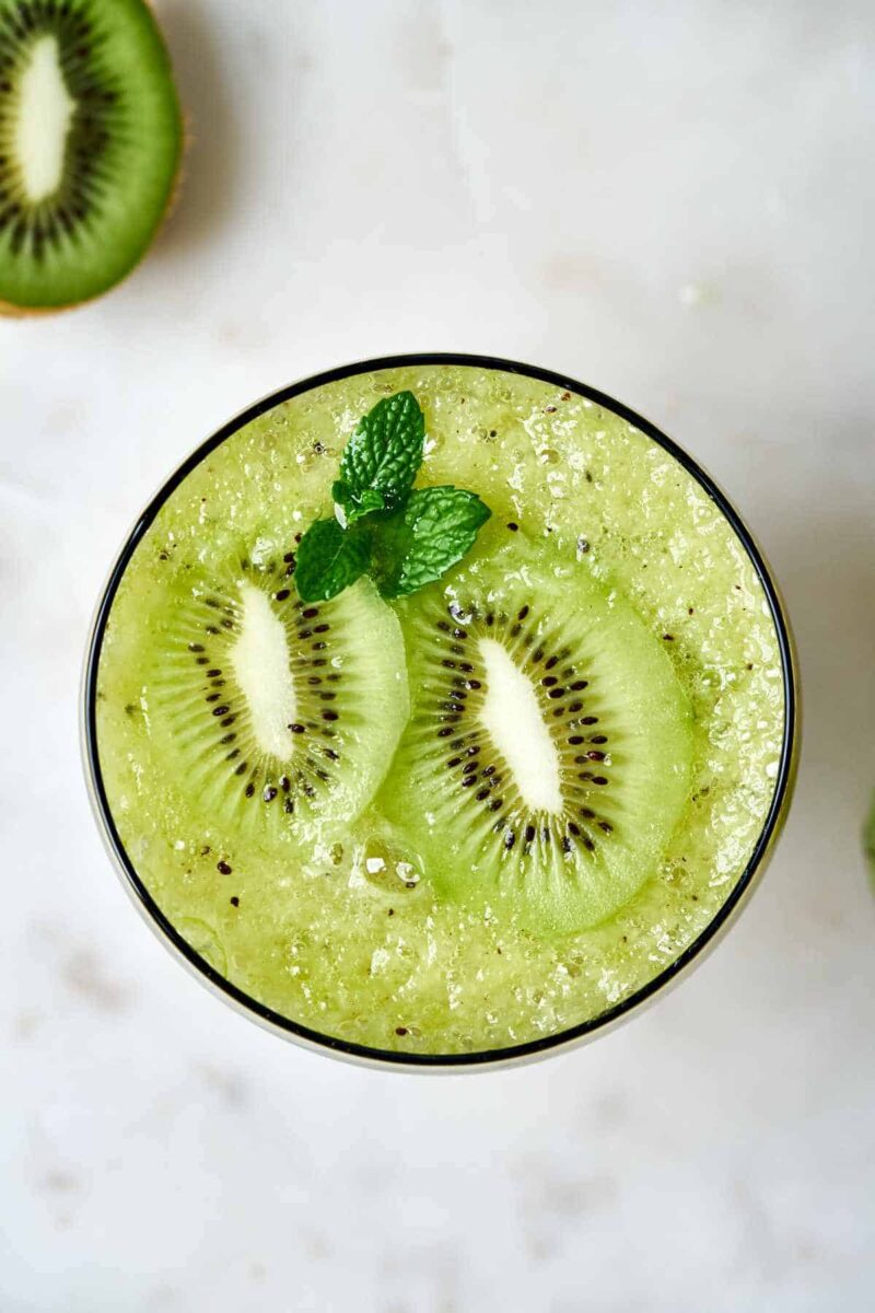 Cocktail with slices of kiwi.