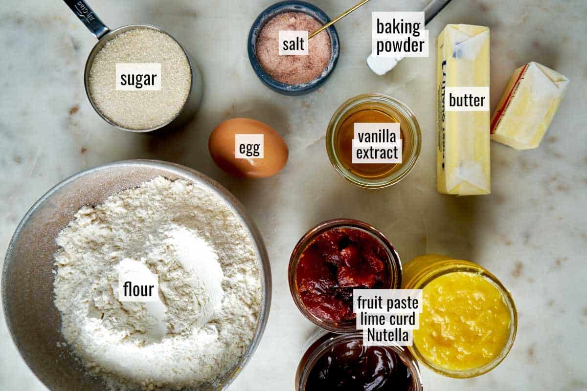 Ingredients with cookies that have a filling.