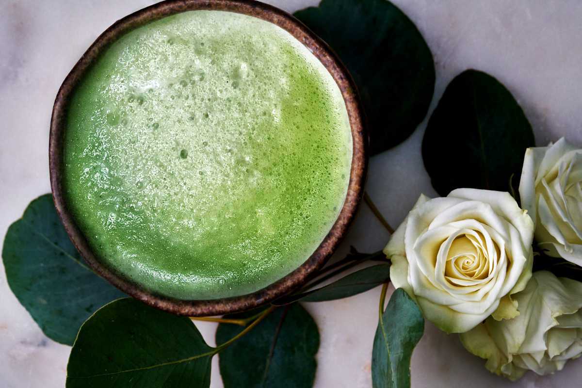 Bowl of matcha with roses.