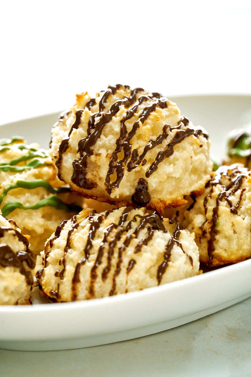 Cookies drizzled with chocolate in a dish.