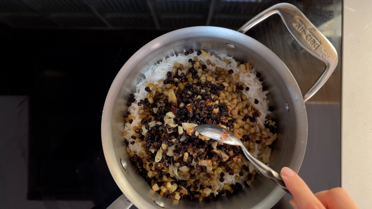 Lentils and currants in a pot with rice.