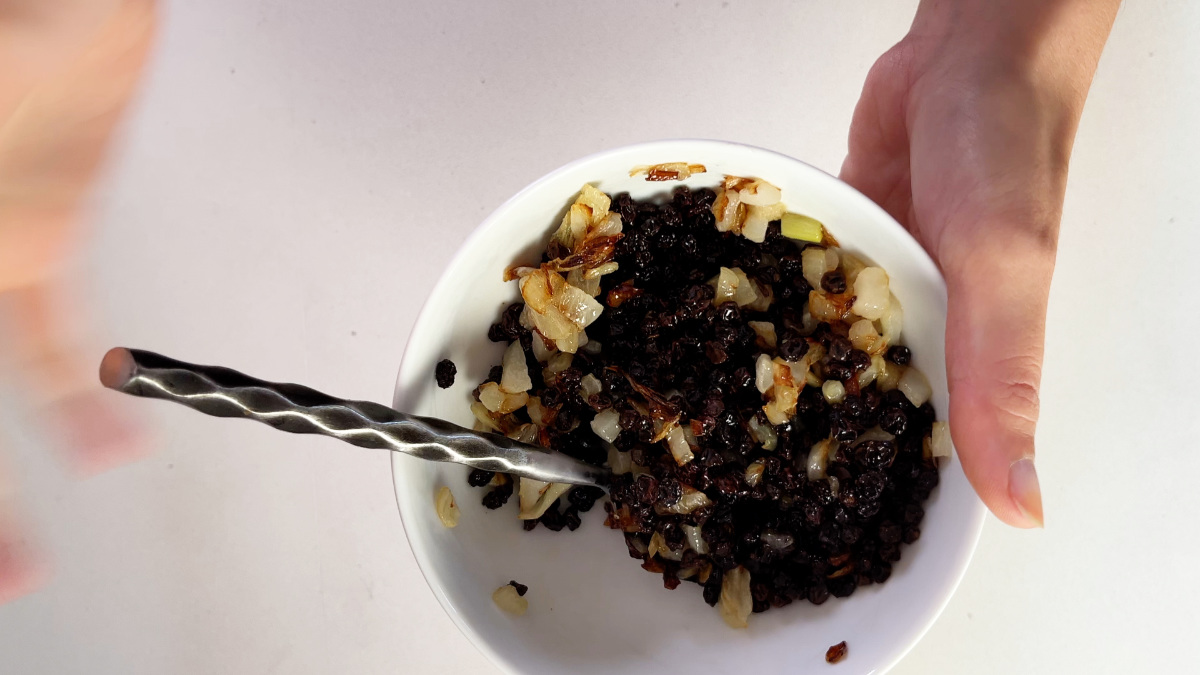 Currants and onions in a bowl.